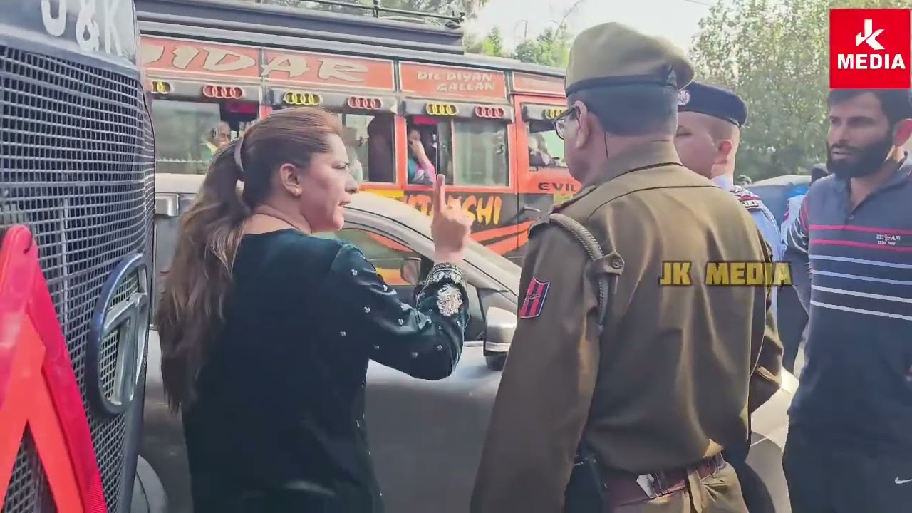 Авария: столкновение цистерны с водой полиции штата Джамму и Кашмир с автомобилем Baleno без номе...