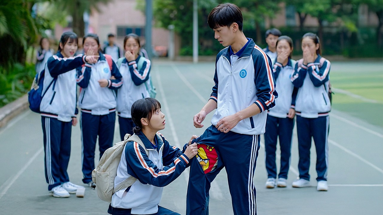 The notorious school queen abandons all shame to conquer the cold academic genius