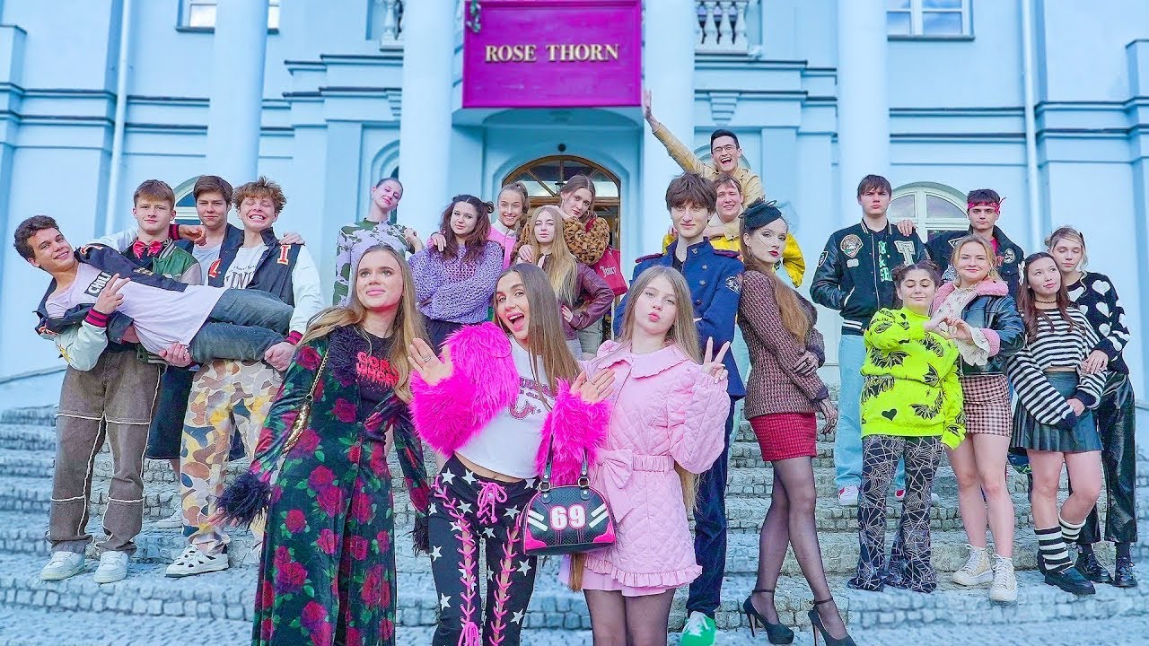 РУМ ТУР 😱 Како заправо живи школа ROSE THORN?! 🌹ТАЈНЕ ИЗНУТРА