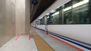E257系500番台50thカラー 東京駅1番線発車シーン