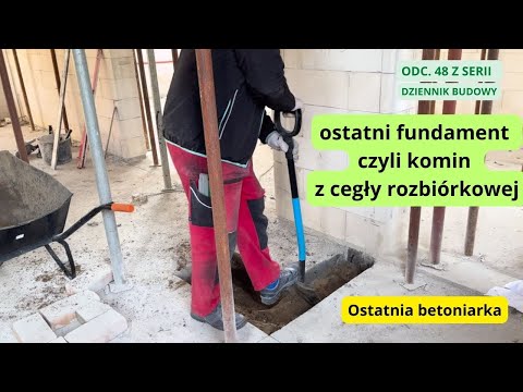 Komin dymowy i wentylacyjny z cegły rozbiórkowej. Ostatnie zbrojenie i betoniarka. Siedlisko na wsi.