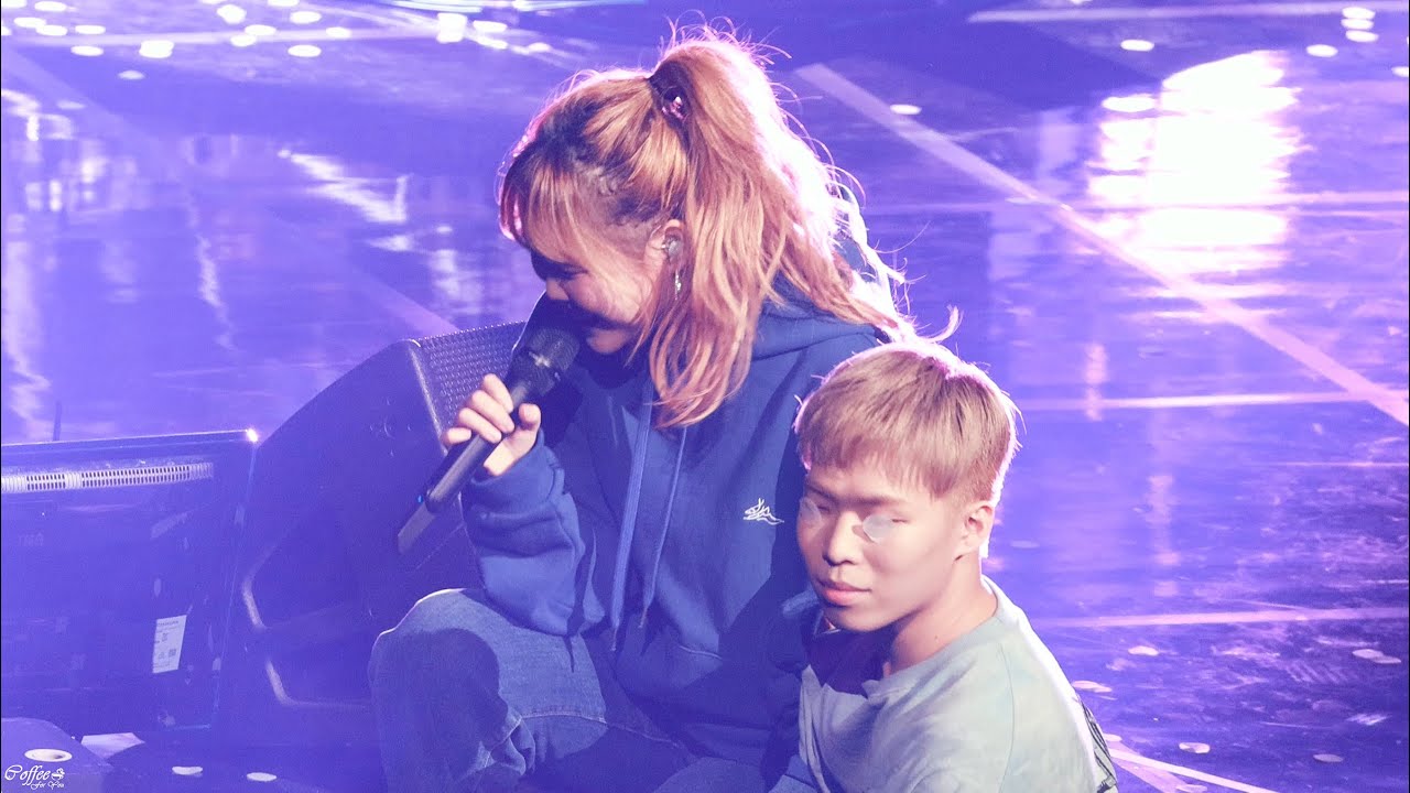 191214 눈에 꽃잎 붙힌 찬혁이 보면서 애써 웃음을 참는 수현이 AKMU(악동뮤지션) 앵콜 