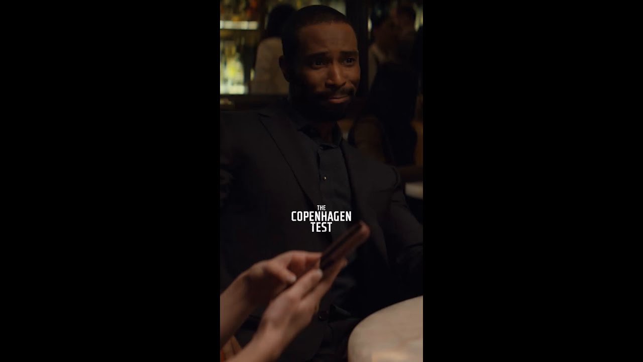 Nicht ohne Grund ist er ein Analyst beim Geheimdienst. 