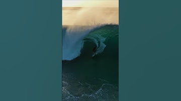 BIG 2ND REEF ROLL IN AT PIPELINE 😮