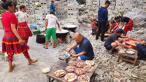 Mở Đại tiệc 4 mâm cỗ Đổi mới tại Sán Xí Lủng 21 hộ dân nghèo Vùng cao. Nguyễn Tất Thắng