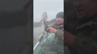 Дмитрий Серов момент на рыбалке 25.10 | Рыбалка на лодке - первая трофейная щука