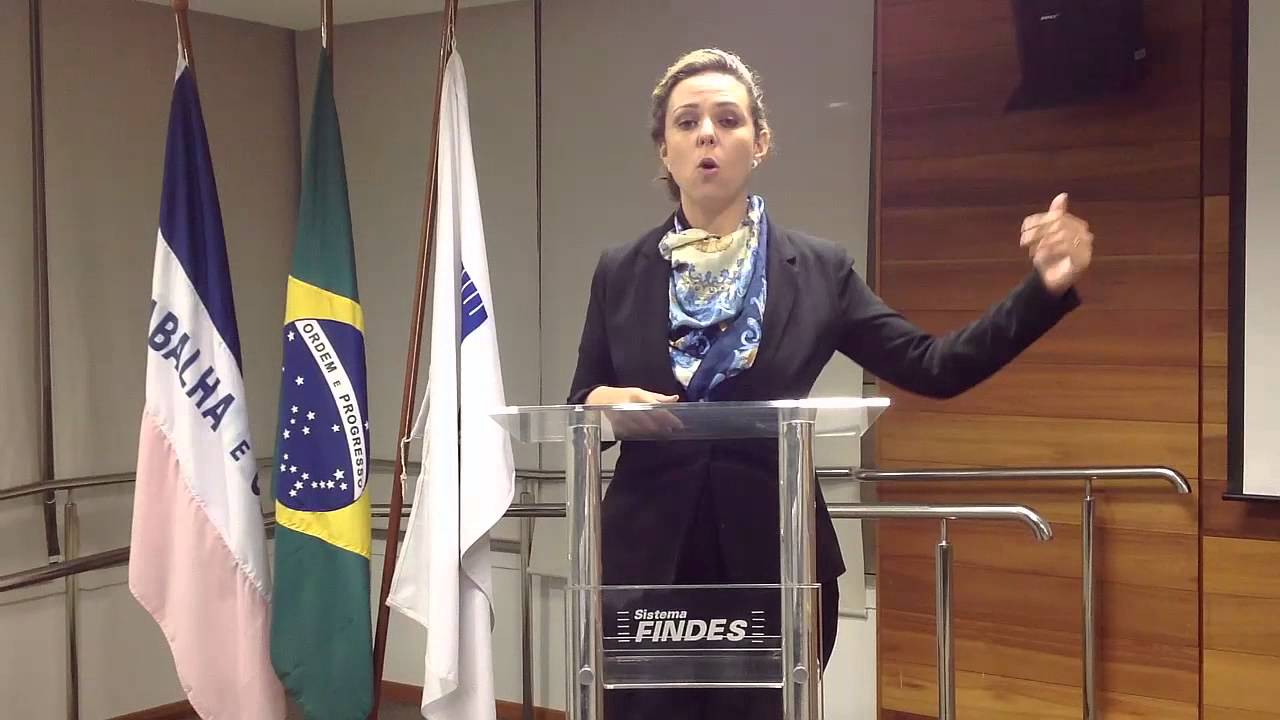 Qual a posição correta da tribuna no palco?