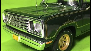 New！AMERICAN MUSCLE 1/18 1977 Dodge Pickup Side Step Warlock Green Sunfire
