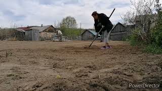 Жизнь в глубинке. Это моё 😄 Каждый занят своим делам. Наш огород. Аборигенка. Жизнь в деревне.