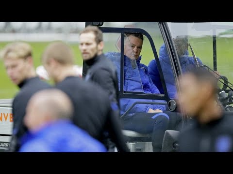 Van Gaal in wheelchair after bike accident