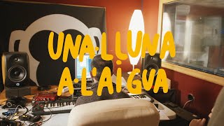 UNA LLUNA A L&#39;AIGUA - Txarango feat. Zoo