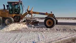 Trabajos de despeje de nieve en Ruta Nacional 3 altura Garayalde, Chubut. Vialidad Nacional. #arg