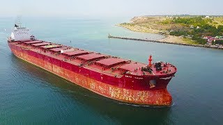 Biggest Bulk Carrir Ships - Port Entrance