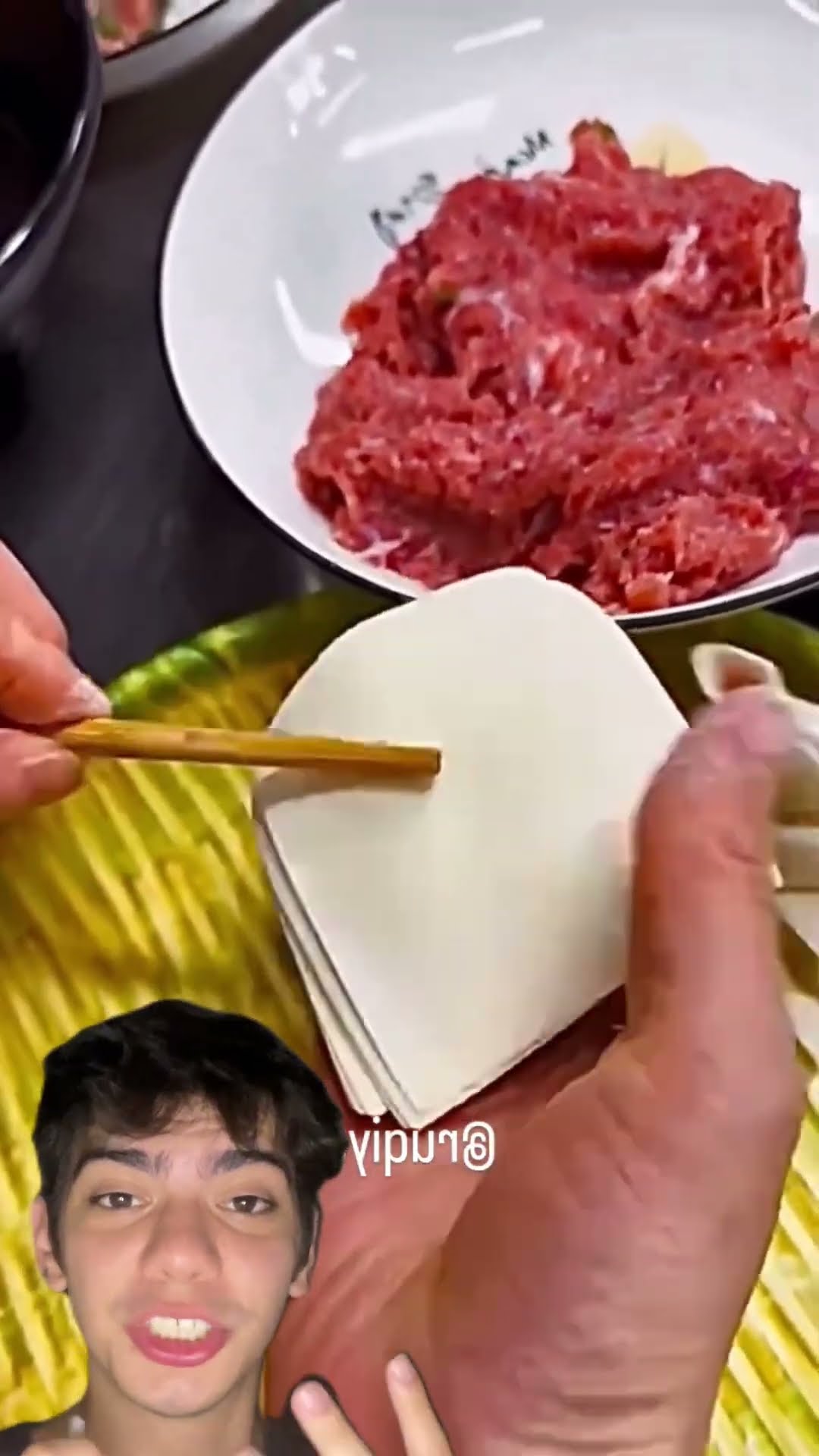 Carne moída no palito + massa de pastel = petisco perfeito na airfryer! ? Testa e me conta! ?