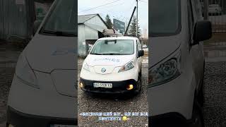 Контент-мейкер тільки переступає поріг — а колектив уже біжить у всі боки.