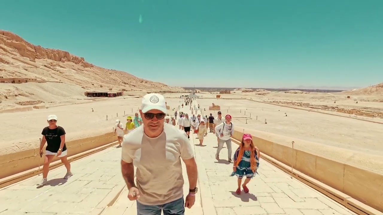 Дорога в Долину Царей — это отдельный вид искусства. Выдерживаешь жару +42°C ради этого вида! 🏜️✨