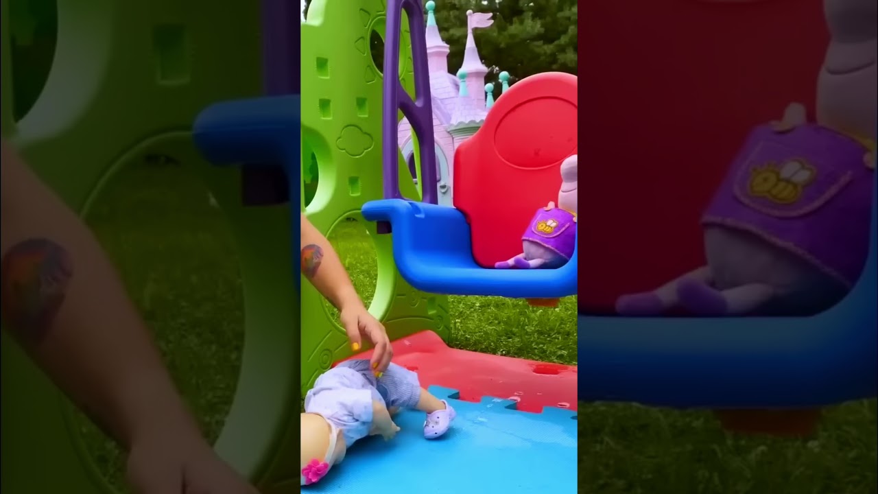 Los niños se están columpiando