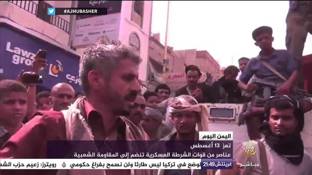 قائد المقاومة الشعبية بتعز يهدي رتبة عسكرية لنقيب ساهم في انضمام قوات عسكرية للمقاومة