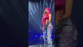 The moment Nicki Minaj gave a fan her mic 🎤 to sing along😂 #shorts #nickiminaj #vdjcolloh