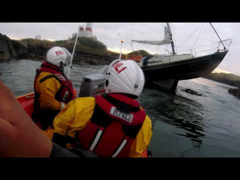 Yacht dramatically stranded on rocks: two people rescued by RNLI crew