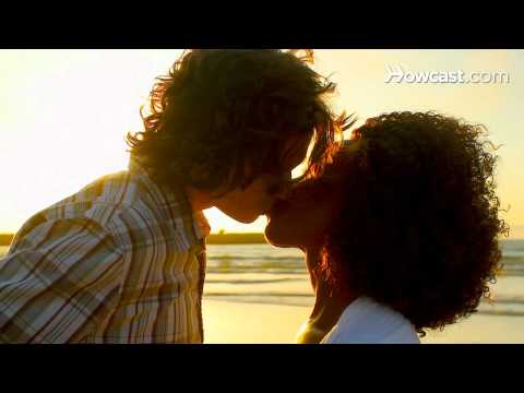 वीडियो: आशय चुंबन को कैसे समझें
