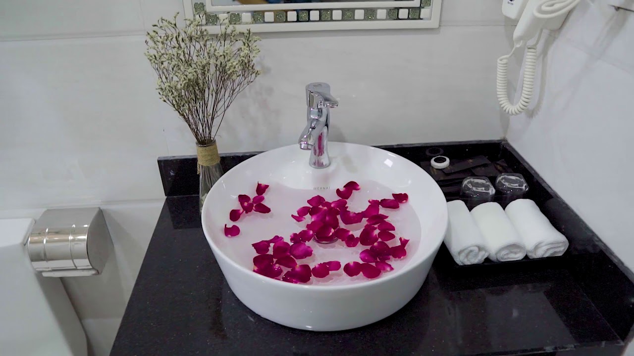 khách sạn crown hạ long 2022 Update White Crown Hotel
