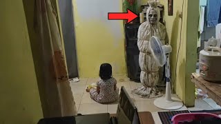 ANAK INI MAIN SAMA POCONG ! 7 VIDEO PENAMPAKAN HANTU TERJELAS DAN SERAM YANG VIRAL DI INTERNET