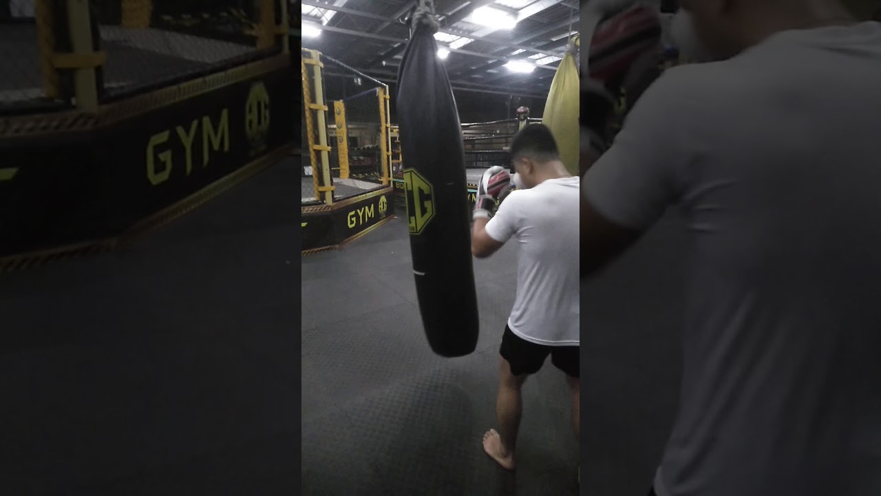 Aremiah training muaythai at gym