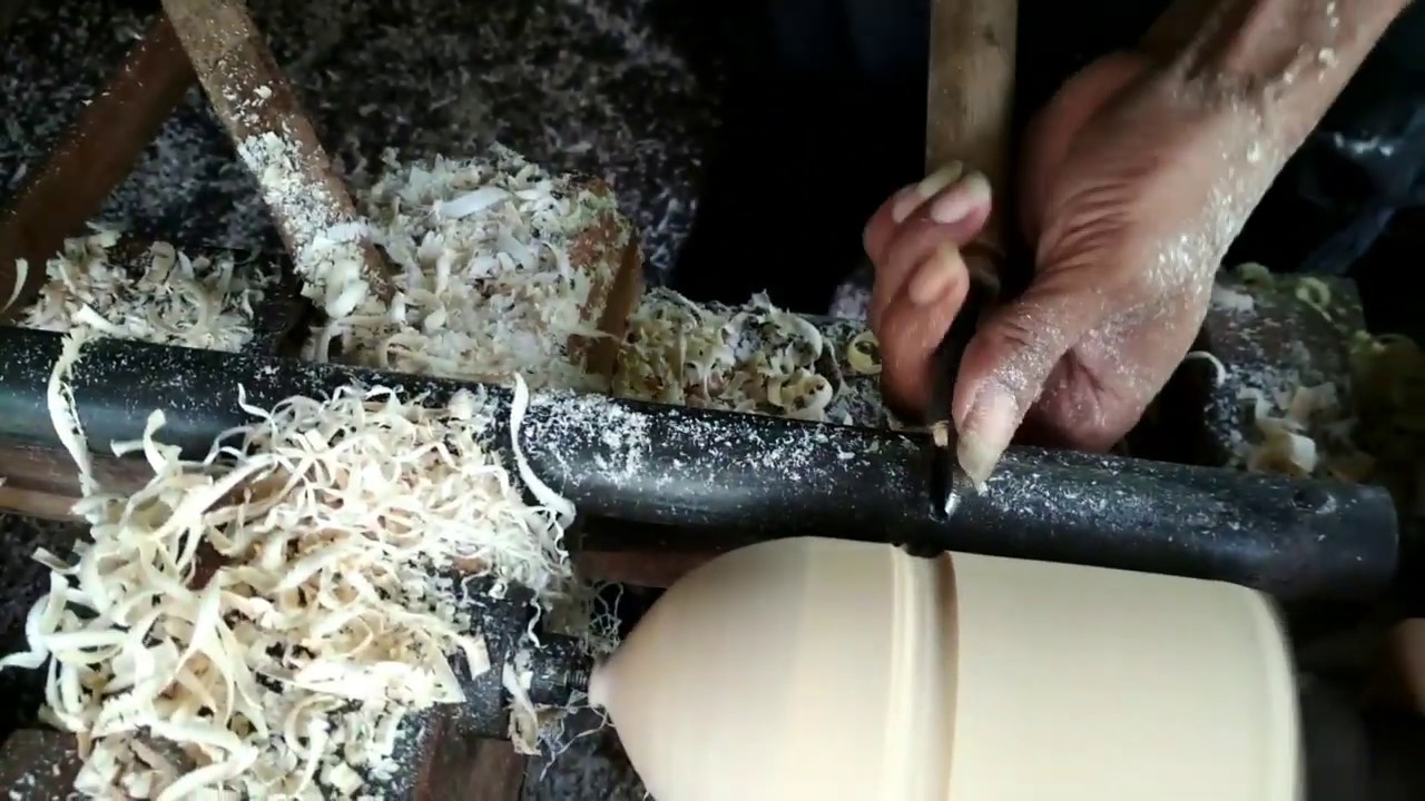 Bubut kayu membuat gasing dengan pahat Sokbreker dan alat bubut sederhana.