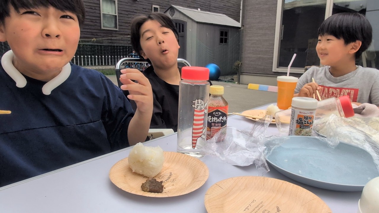 仲が良いのか悪いのか分からない三兄弟の小競り合いBBQ　#2303