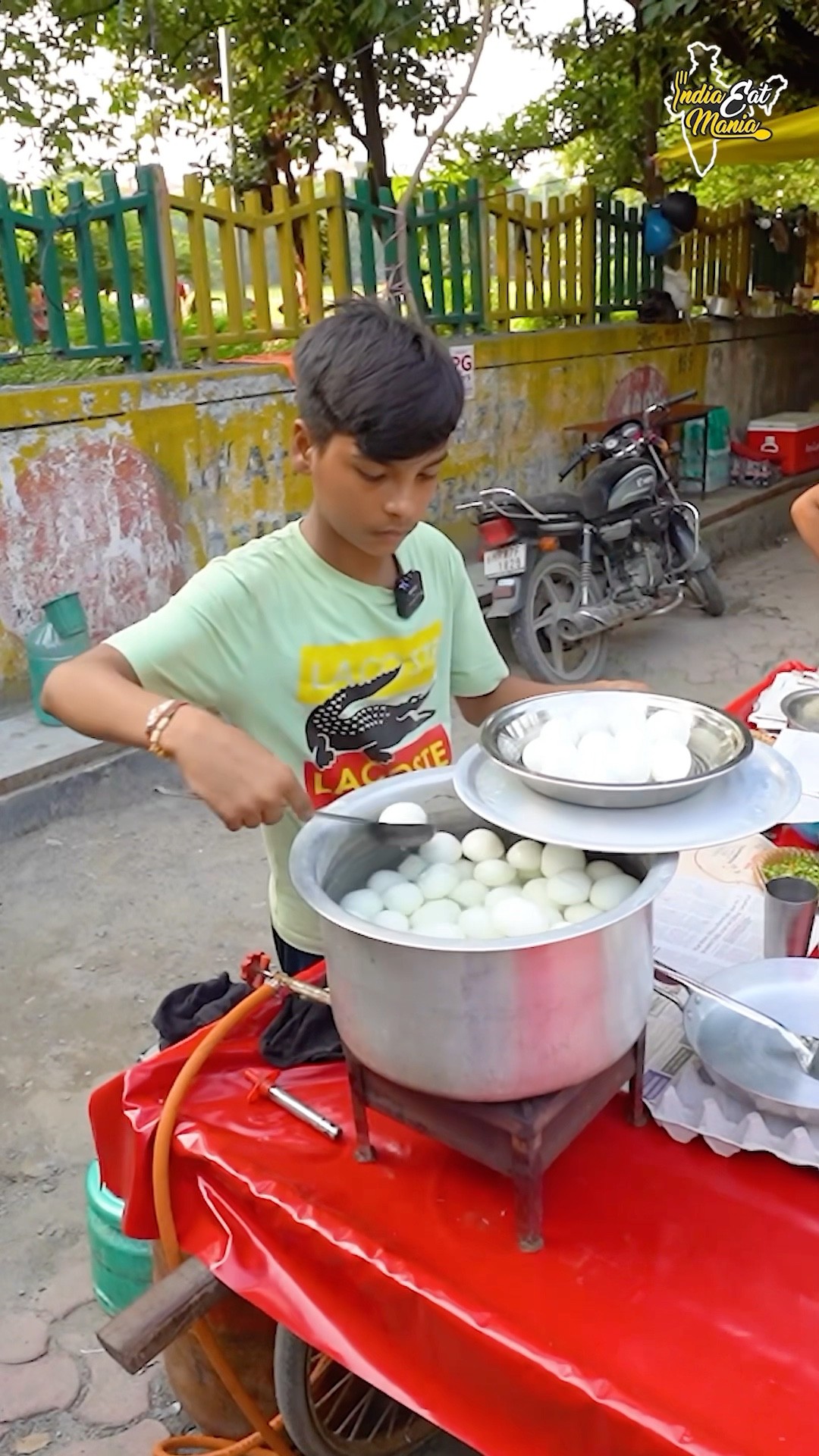 Noida Small Boy Selling 5 Eggs Wala Bread Omelette Rs. 75/- Only #noida #shorts