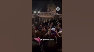 Crowds in St Petersburg sing about overthrowing Putin