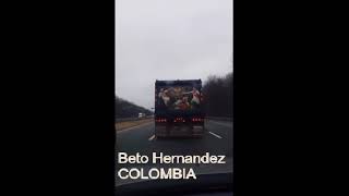 Falcao García busca a un hincha que transita por las calles de New Jersey con sus fotos