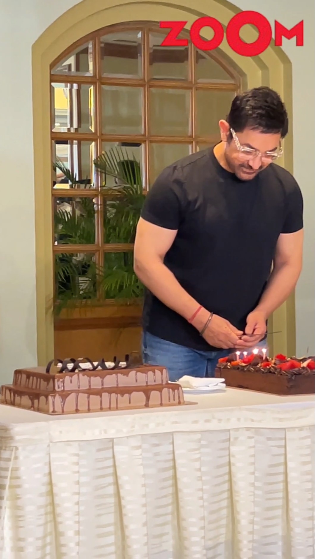 Aamir Khan CELEBRATES his birthday with a cake cutting ceremony with the paps #aamirkhan #shorts