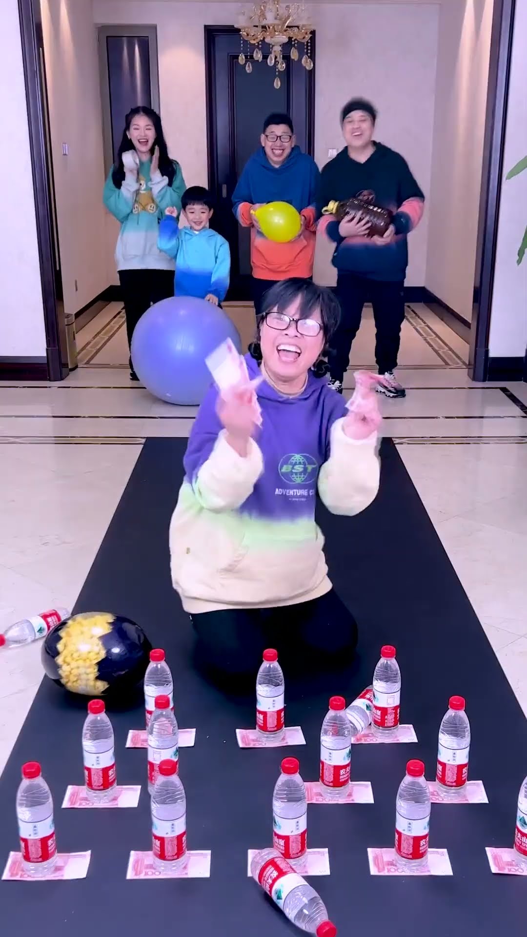 Bowling Challenge~Who Gets The Most Money?#Funnyfamily#Partygames#Shorts#Challenge
