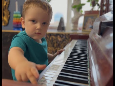 Видео: Piano is a favorite toy - Пианино - любимая игрушка