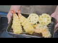 食品サンプルの製造プロセス。若き女性の伝統技術と工場での大量生産の技術。