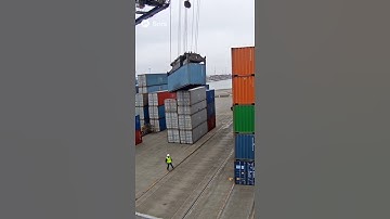 Shipping Containers Fall Like Dominoes #fail #shipping #oops