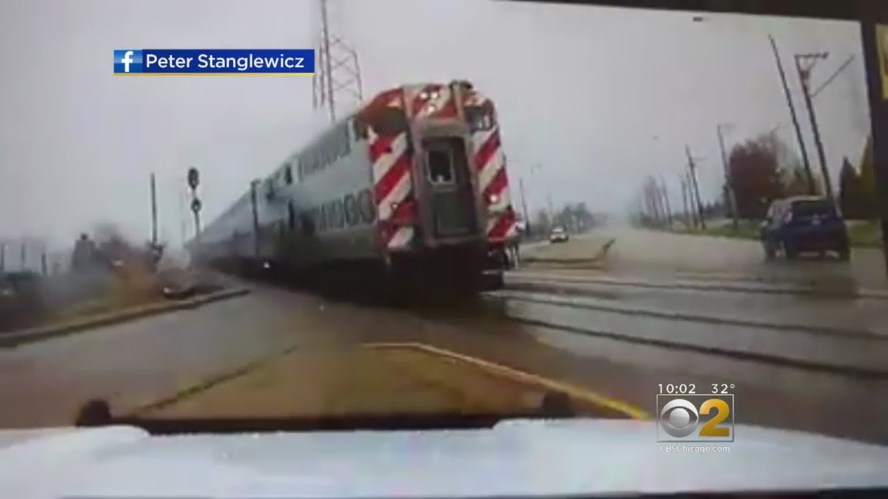 Train Fail Crossing Gates Fail, Metra Train Nearly Hits Cars - YouTube