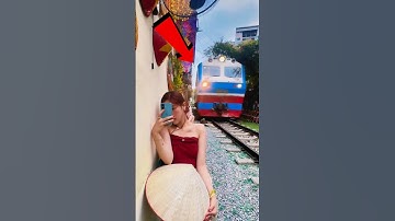 この少女は電車が来た時、とても怖がった 😱🚆