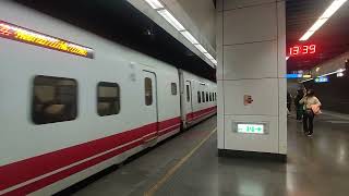 5278次加班普悠瑪號松山離站交會2213次EMU700型區間車松山進站