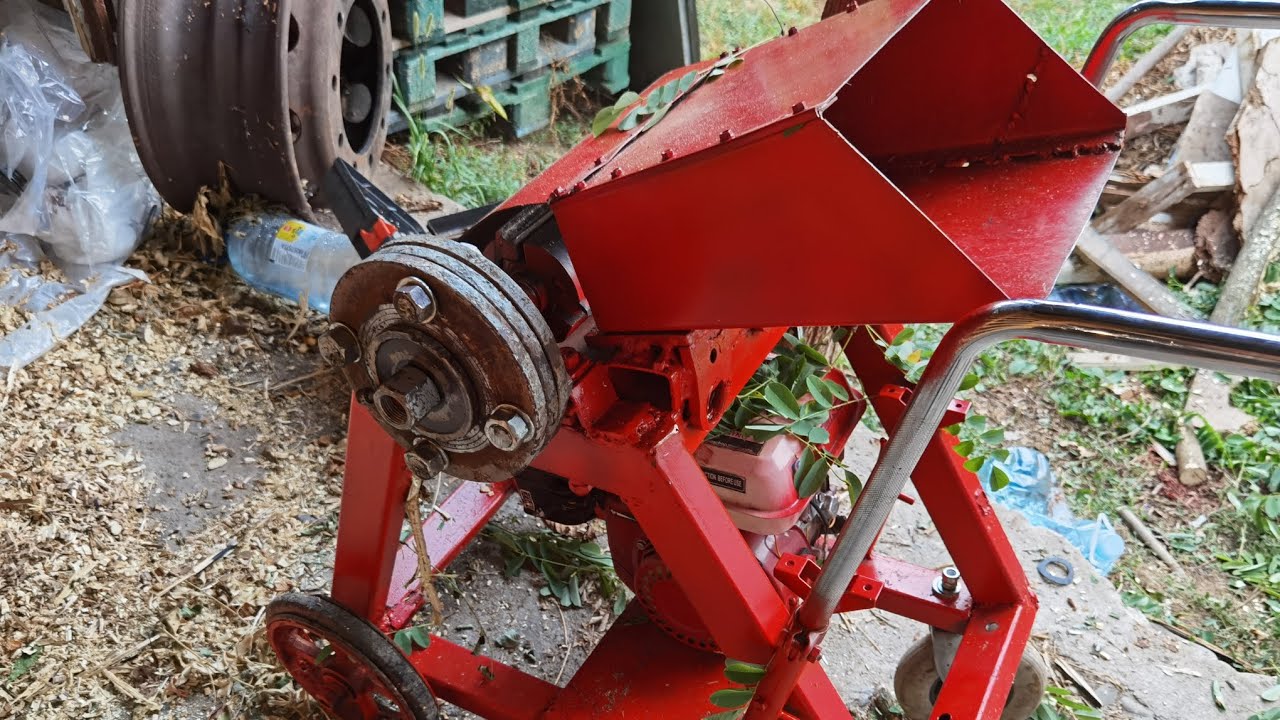 Tocator crengi / wood chipper 