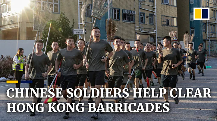 Chinese soldiers and residents help clear streets after a week of intense protest in Hong Kong - DayDayNews