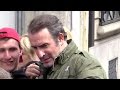 Jean Dujardin court comme un fou pour eviter les selfies a Paris !!!