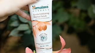 Himalaya walnut face scrub REVIEW| Best face scrub for oily skin|how to scrub your face|