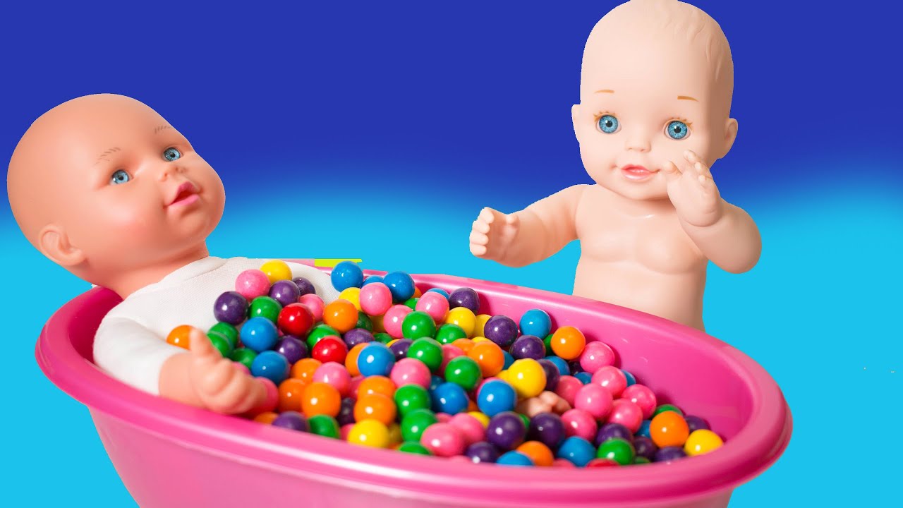 Baby Doll Bubble Gum Bathtime with Gumball Candy Bath & Learn Colors