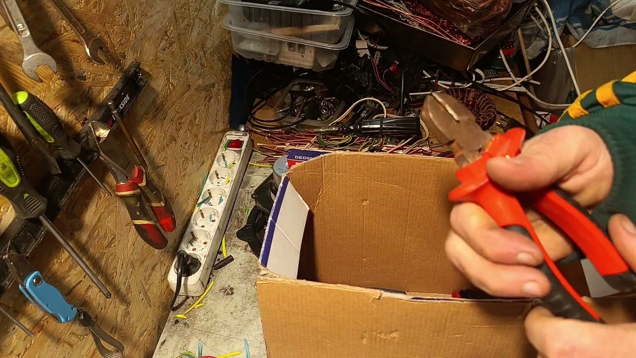 Коробка с разными вещами от друга – у вас получилась полная неразбериха.