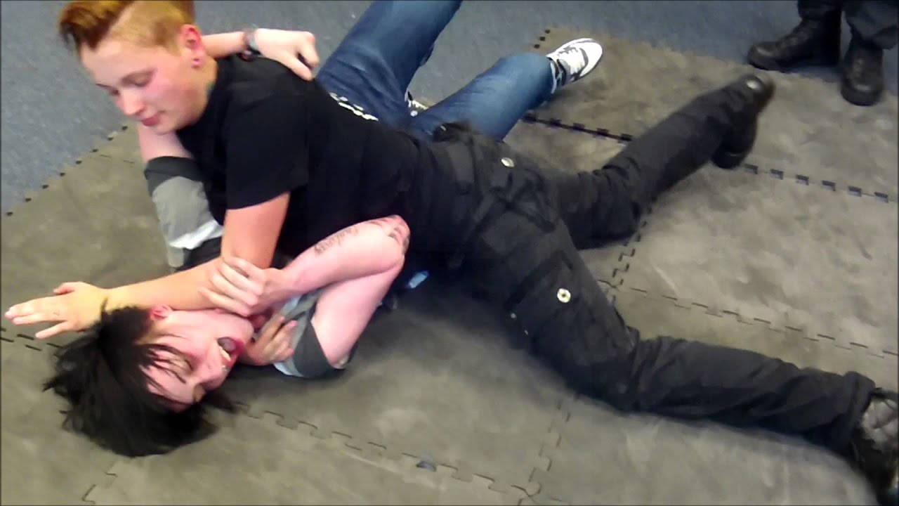 EST Frauenselbstverteidigung / Eingreif und Sicherungstechniken