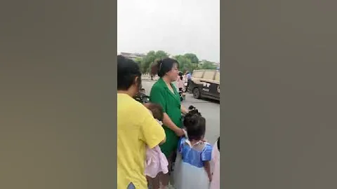 時間地點不明，中國警察遮羞布。 - 天天要聞