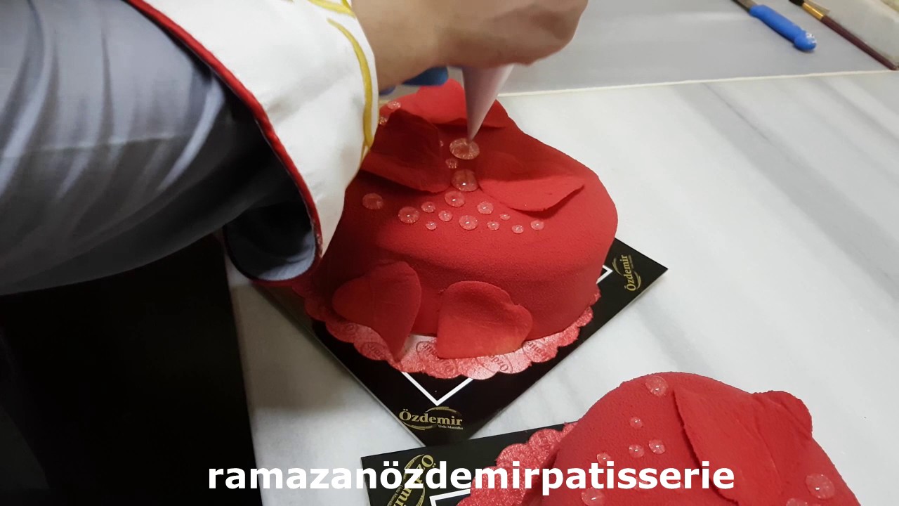 Kalpli Pasta Yapımı . Hearted Cake Making. Pratik Pasta Süsleme. YouTube